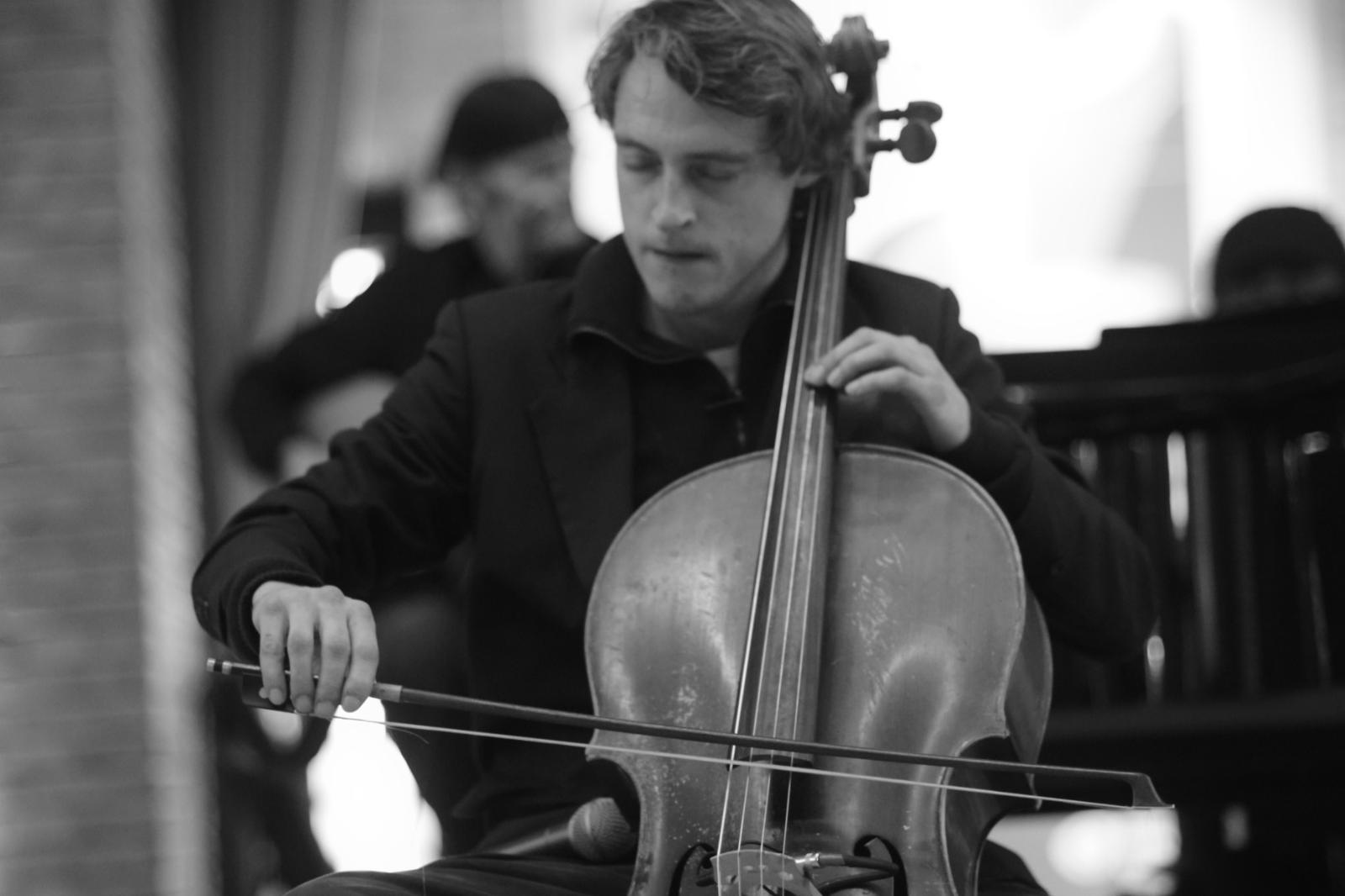 Floris de Wolf met cello