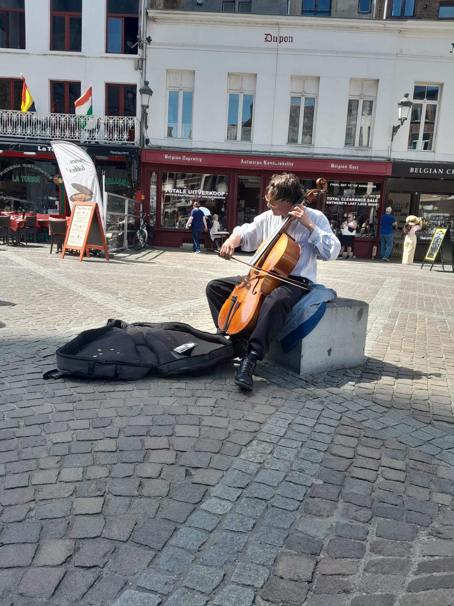 Floris de Wolf met cello op straat
