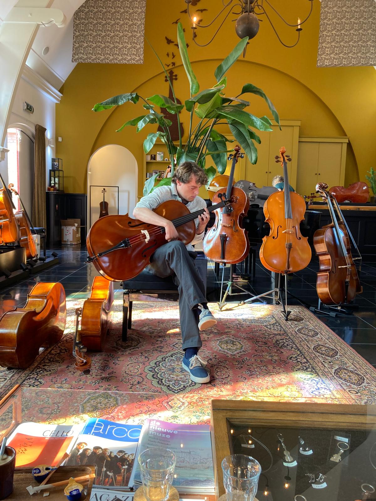 Floris de Wolf buiten met cello