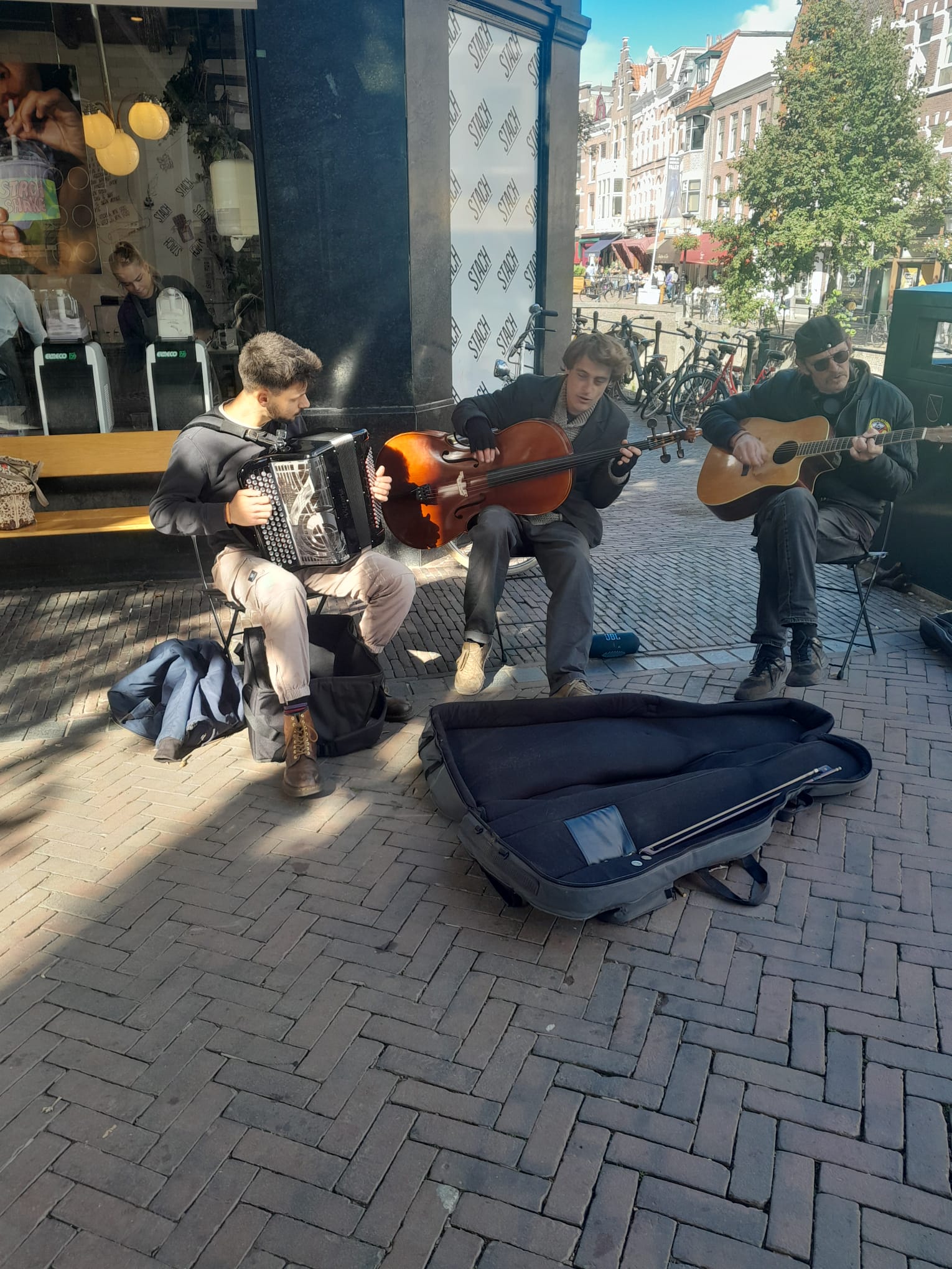 Floris de Wolf tussen verschillende cello's