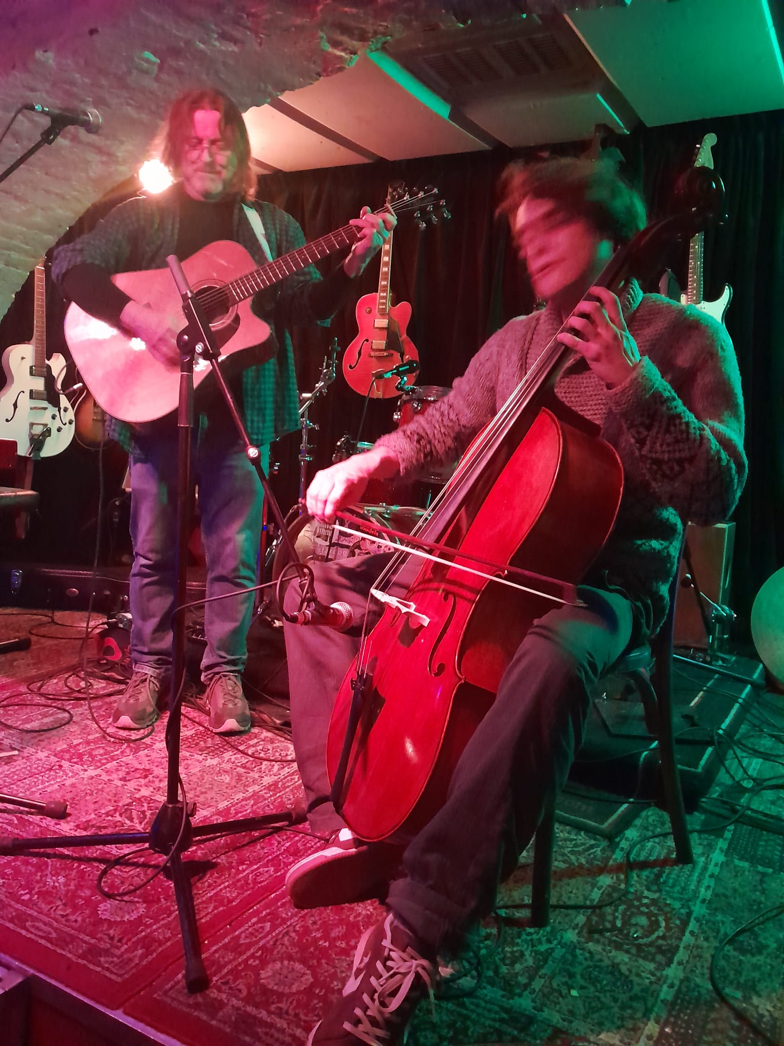Floris de Wolf live met cello en gitaar