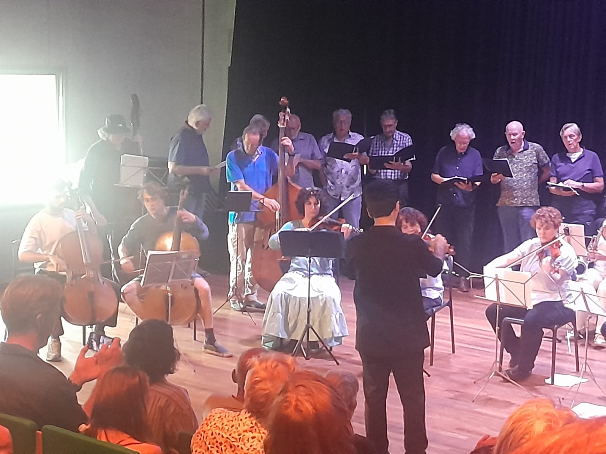 Floris de Wolf op het podium met ensemble